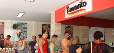 foto de loja da frango favorito com varias pessoas em fila - santa cruz